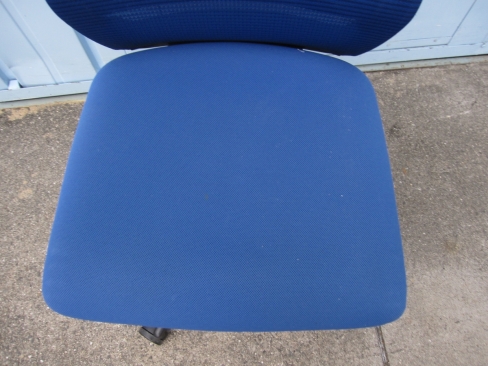 事務イス　メッシュ　ブルー　ウチダ製エルフィ　　ELA2-00B
