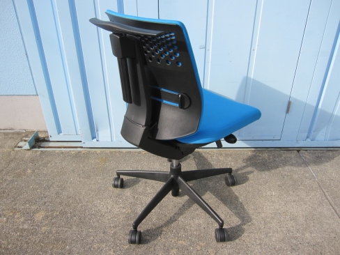 事務イス　肘なし　コクヨ製ウィザードチェア　ブルー　ハンガー付き