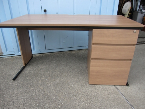 事務机　鍵あり　1200ｘ700ｘ700　木目　片袖デスク