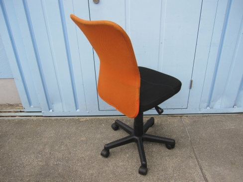 メッシュチェア　オレンジ　肘なし