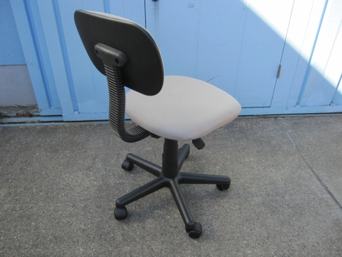 事務イス　ライトグレー　２０２４年製　オフィスチェア