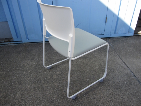 会議用チェア　ライトグレー　スタッキングチェア　ビニールレザー