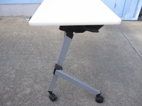 会議テーブル　スタックテーブル　ホワイト　1800ｘ450ｘ720　イトーキ製　ＴＨＰ－１８４Ｘ１－Ｗ９