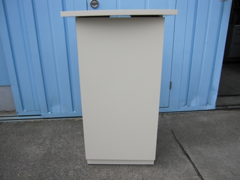 受付カウンター　ホワイト　600ｘ450ｘ1010　天板角傷あり