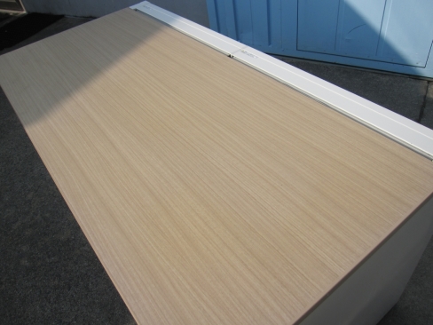 事務机　片袖デスク　鍵あり　天板チーク/ホワイト　1400ｘ700ｘ720　イトーキ製ＣＺＲ