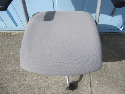 事務イス　ライトグレー　肘あり　イトーキ製