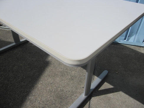 会議用テーブル　ホワイト　1500ｘ750ｘ720　配線ボックス付き　Ｔ字脚