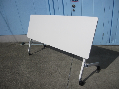 スタックテーブル　ホワイト　1800ｘ600ｘ720　脚のキャップなし　会議テーブル