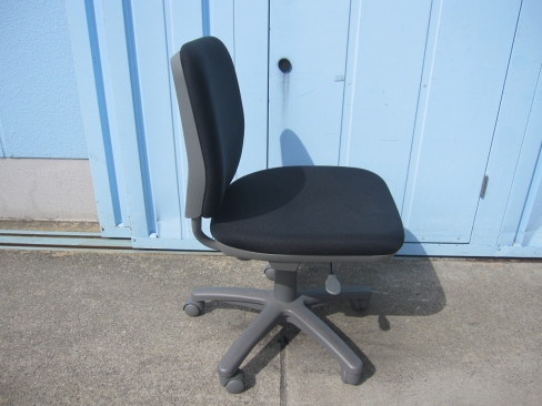 事務イス　ブラック　オカムラ製ビラージュ　肘なし