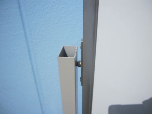 両面脚付ホワイトボード　W1800　脚上部のキャップ１カ所無し