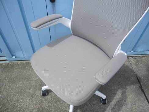 事務イス　肘あり　ライトグレー