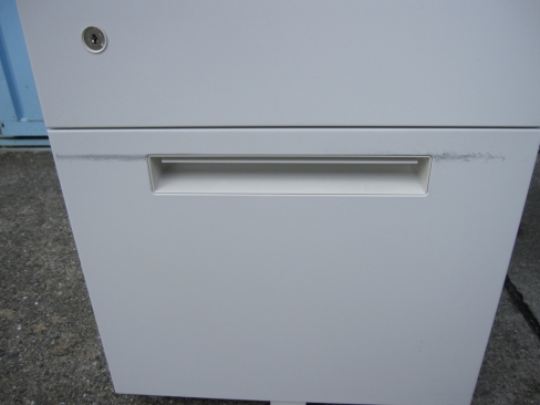 3段脇机　ホワイト　鍵あり　イナバ製　400ｘ700ｘ700