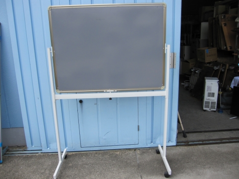 脚付片面ホワイトボード　W1300