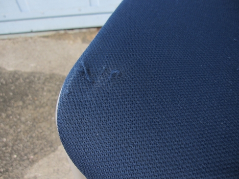 特価！　会議用チェア　破れ・ほつれ多め　ネイビー　イトーキ製エレックチェア　スタッキングチェア　KLC-620GBZ5T1B2