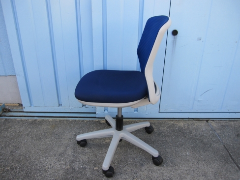 事務イス　ブルー　ウチダ製エニーザチェア　肘なし　メッシュ　ローバック