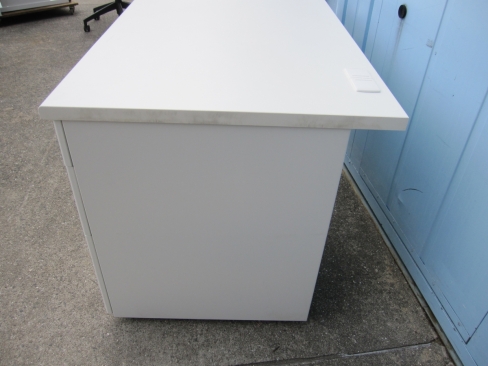 事務机　鍵あり　ホワイト　1200ｘ700ｘ700　片袖デスク