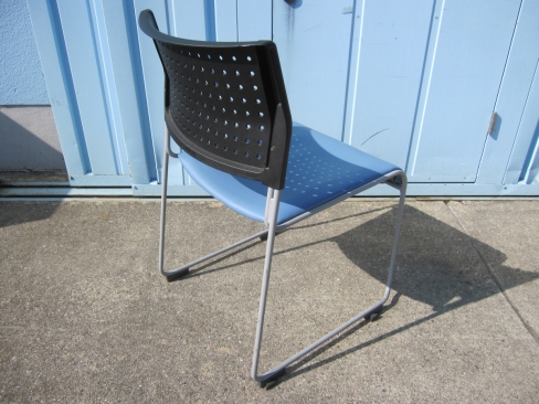 会議用チェア　ブルー　ビニールレザー　アイリスチトセ製