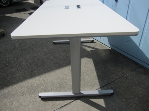 会議用テーブル　ホワイト　1500ｘ750ｘ720　配線ボックス付き　Ｔ字脚