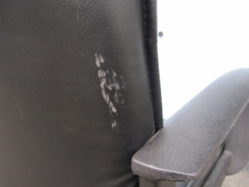 特価！　役員チェア　ビニールレザー　ブラック　肘あり　擦れあり