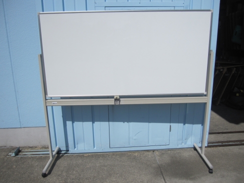 両面脚付ホワイトボード　W1800　脚上部のキャップ１カ所無し