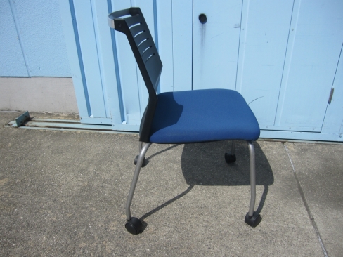 会議用チェア　ブラック/ブルー　キャスター付き