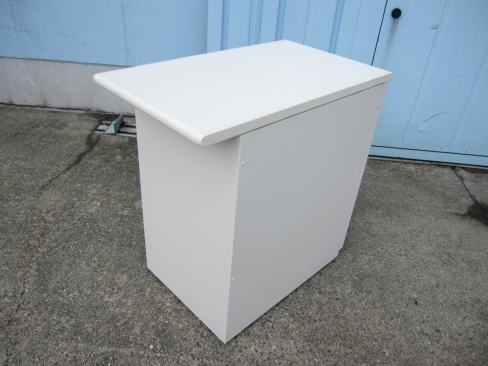 3段脇机　ホワイト　鍵あり　イナバ製　400ｘ700ｘ700