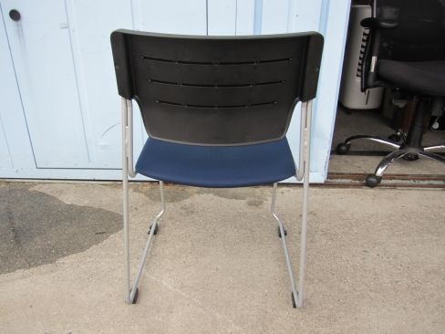 特価！　会議用チェア　破れ・ほつれ多め　ネイビー　イトーキ製エレックチェア　スタッキングチェア　KLC-620GBZ5T1B2