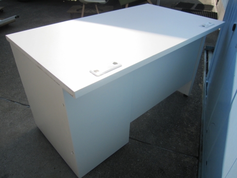 事務机　ホワイト　鍵あり　仕切り板・ペントレイ無し　1200ｘ700ｘ700