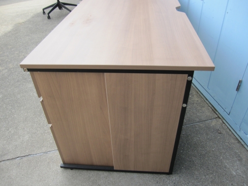 事務机　鍵あり　1200ｘ700ｘ700　木目　片袖デスク