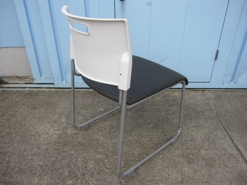 会議用チェア　グレー　スタッキングチェア　座面：ビニールレザー