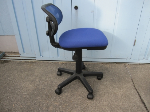 事務イス　ブルー　メッシュ　ローバック