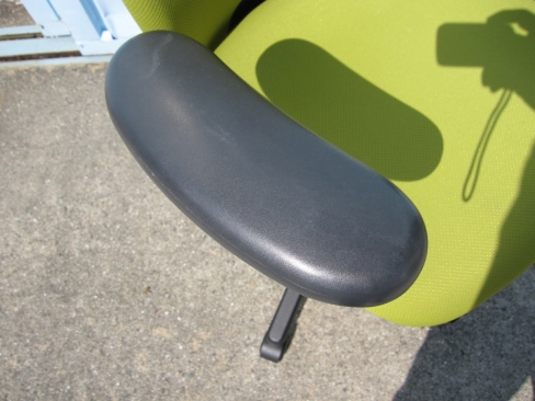 事務イス　肘あり　ライトグリーン　ウチダ製シエルト　ハンガー付き