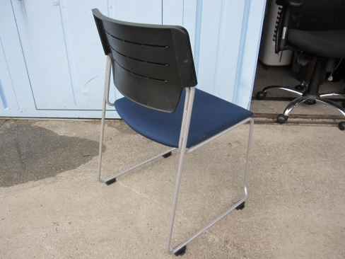 特価！　会議用チェア　破れ・ほつれ多め　ネイビー　イトーキ製エレックチェア　スタッキングチェア　KLC-620GBZ5T1B2