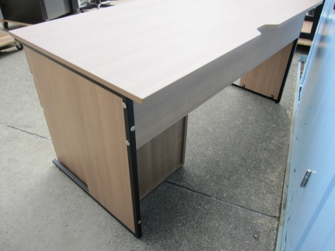 事務机　鍵あり　1200ｘ700ｘ700　木目　片袖デスク