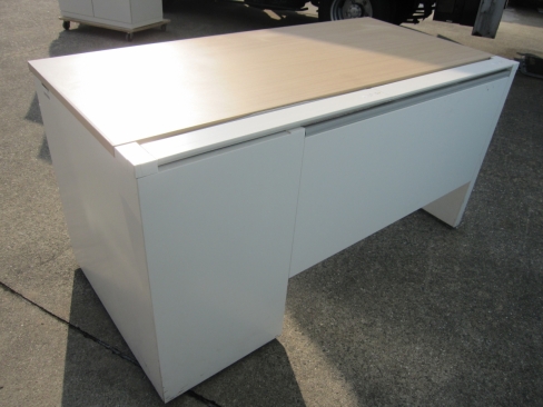 事務机　片袖デスク　鍵あり　天板チーク/ホワイト　1400ｘ700ｘ720　イトーキ製ＣＺＲ