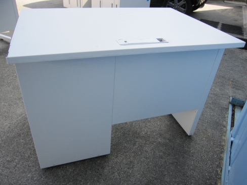 事務机　片袖デスク　ホワイト　鍵あり　1000ｘ700ｘ700　イトーキ製ＣＺＲ