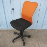 メッシュチェア オレンジ 肘なし