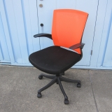 事務イス オレンジ 肘あり メッシュ