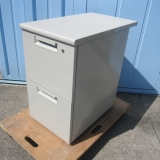 2段脇机 鍵あり ニューグレー 400x700x700 プラス製 扉へこみあり