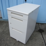 3段脇机 ホワイト 鍵あり イナバ製 400x700x700